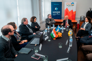 Visita del embajador de la Rep&uacute;blica India