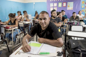 Solo el 5,5% de quienes abandonan el secundario lo completa en escuelas para adultos