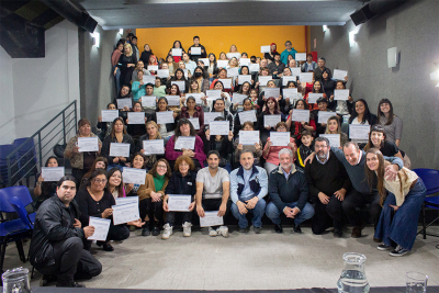 Entrega de certificados de aprobaci&oacute;n del curso &ldquo;Infancia y Comunidad&rdquo;