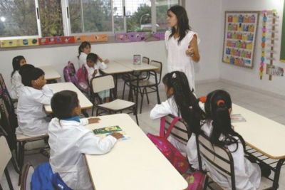 Una programa de formaci&oacute;n docente federal y permanente